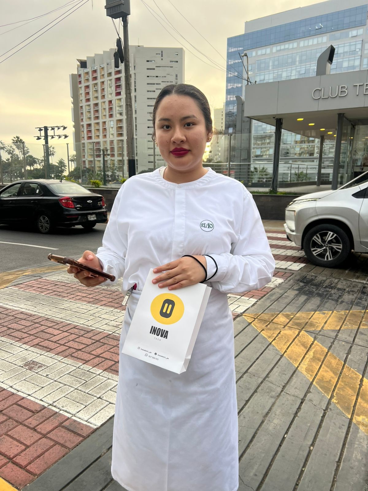 Clienta con su bolsa Inova Tech durante una entrega en la calle