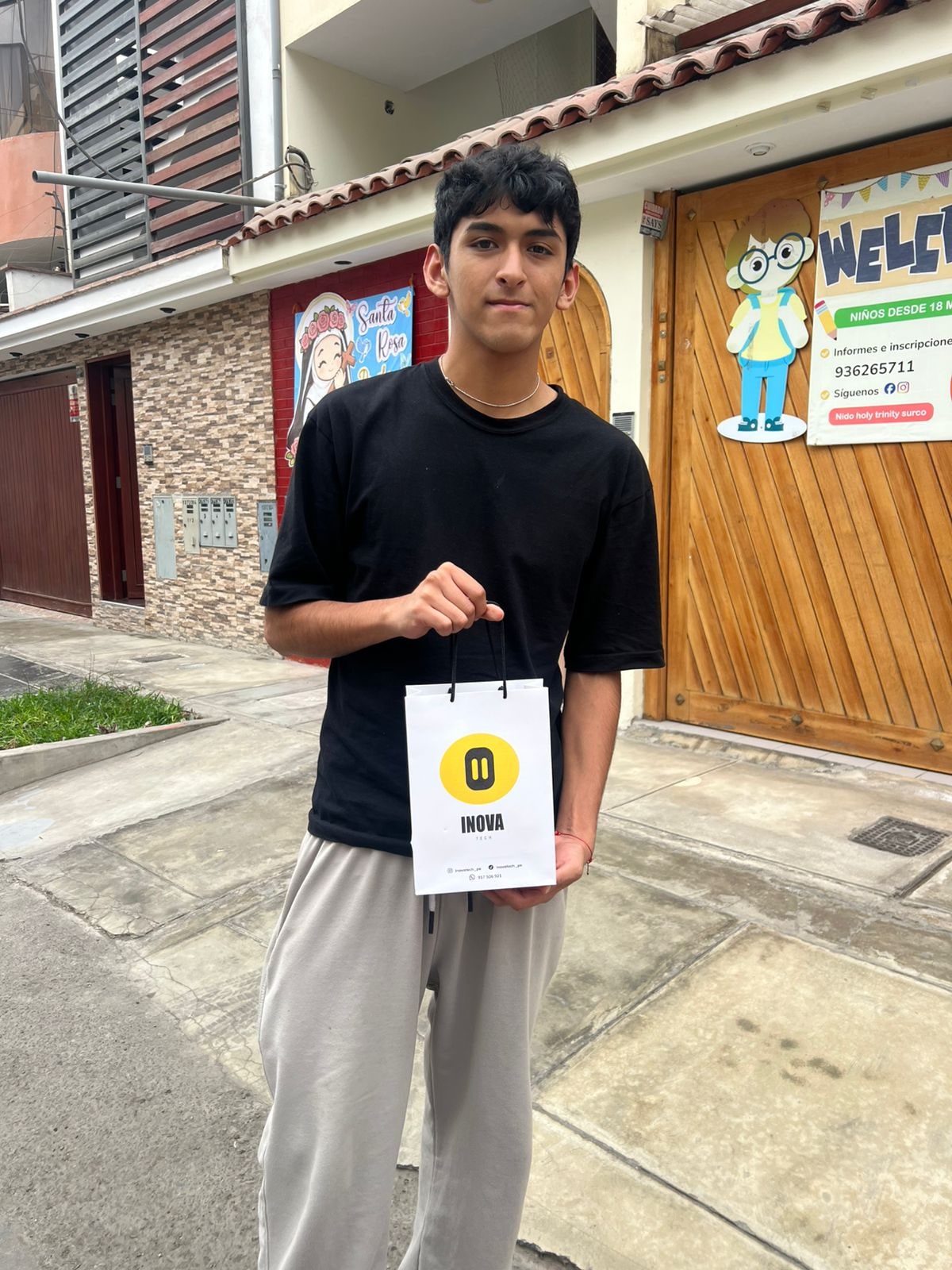 Cliente sosteniendo su bolsa Inova Tech durante una entrega